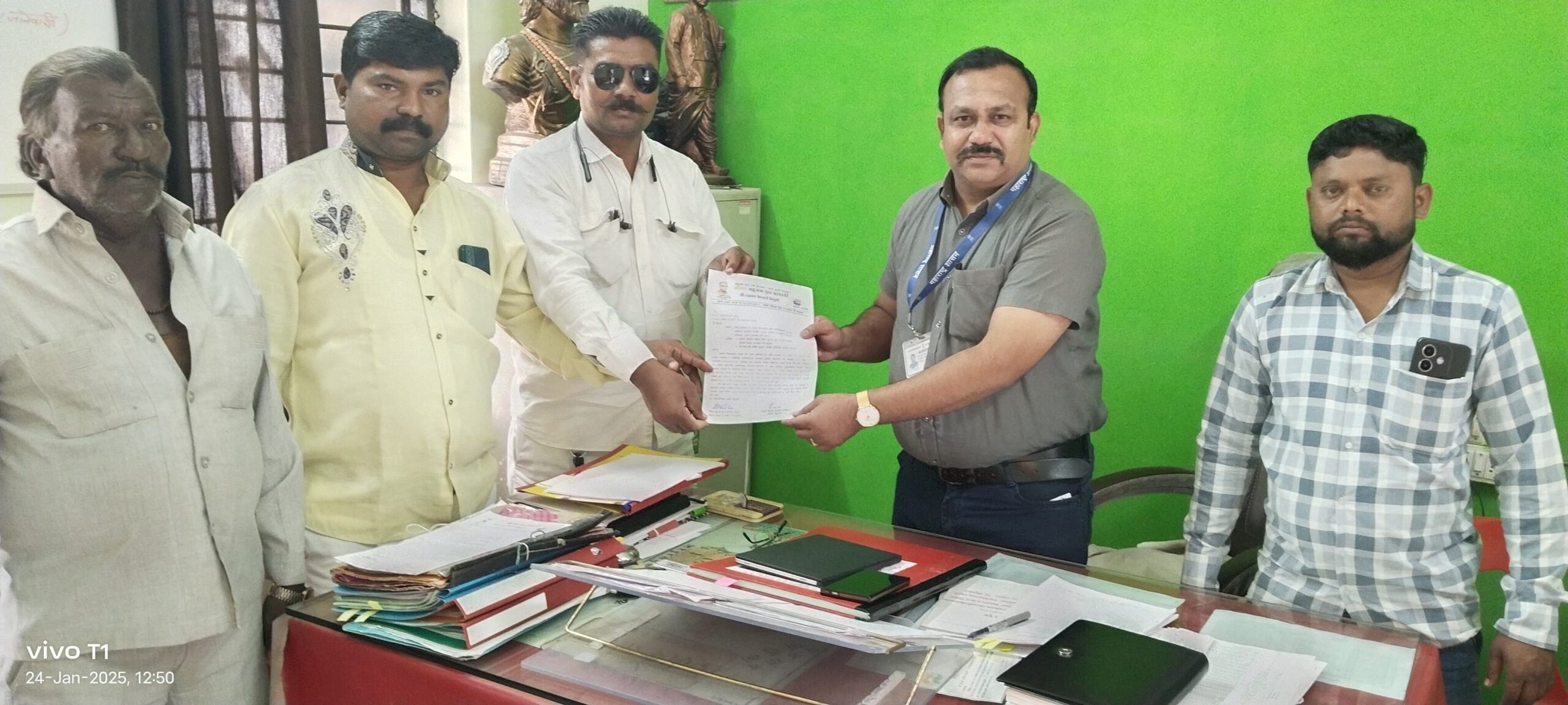 तालुक्यातील विना मान्यता असलेल्या अनधिकृतपणे चालू असलेली शाळेच्या संचालक मंडळावर कायदेशीर कार्यवाही होणे बाबत वंचित बहुजन युवा आघाडी तर्फे मागणी केली आहे.